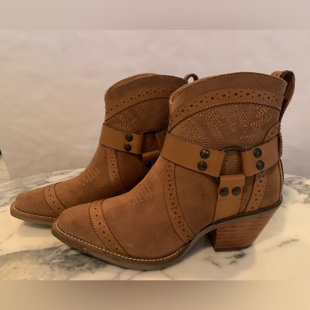 Dingo Gummy Bear Harness Western Ankle Booties Snip Toe Camel Suede Size 6.5